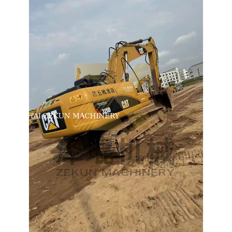 Escavatore Cat 320D usato in Giappone con 20000 KG di peso della macchina in buone condizioni