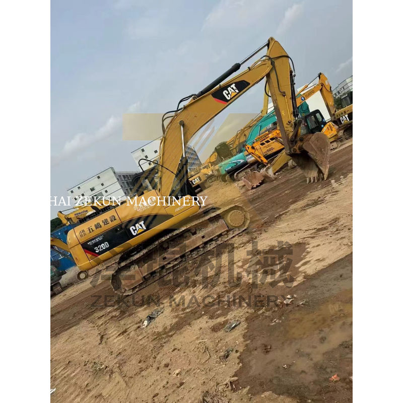 Escavatore Cat 320D usato in Giappone con 20000 KG di peso della macchina in buone condizioni