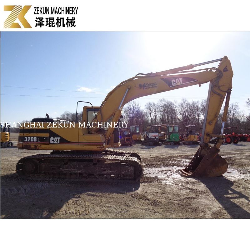 Scavo terra reso possibile con CAT 320 BL escavatore e motore Caterpillar 97kw