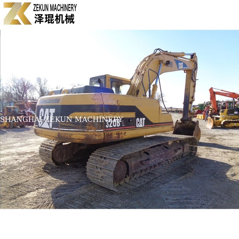 Scavo terra reso possibile con CAT 320 BL escavatore e motore Caterpillar 97kw