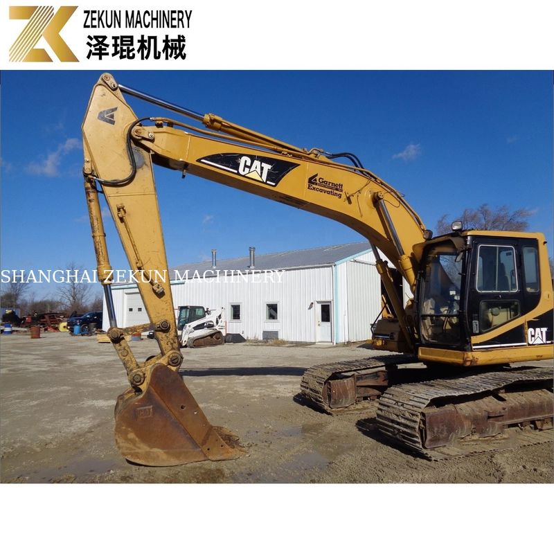 Scavo terra reso possibile con CAT 320 BL escavatore e motore Caterpillar 97kw