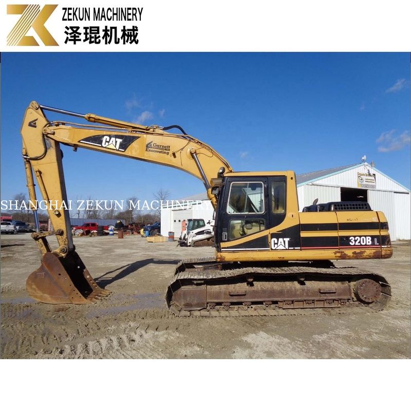 Scavo terra reso possibile con CAT 320 BL escavatore e motore Caterpillar 97kw