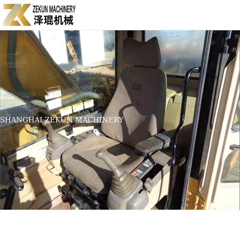 Scavo terra reso possibile con CAT 320 BL escavatore e motore Caterpillar 97kw