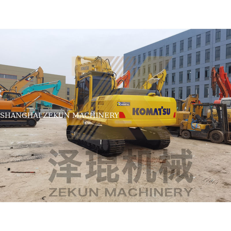 Escavatore Komatsu 220 PC220 da 22 tonnellate con una capacità di 1 m3 e 1050 ore di lavoro