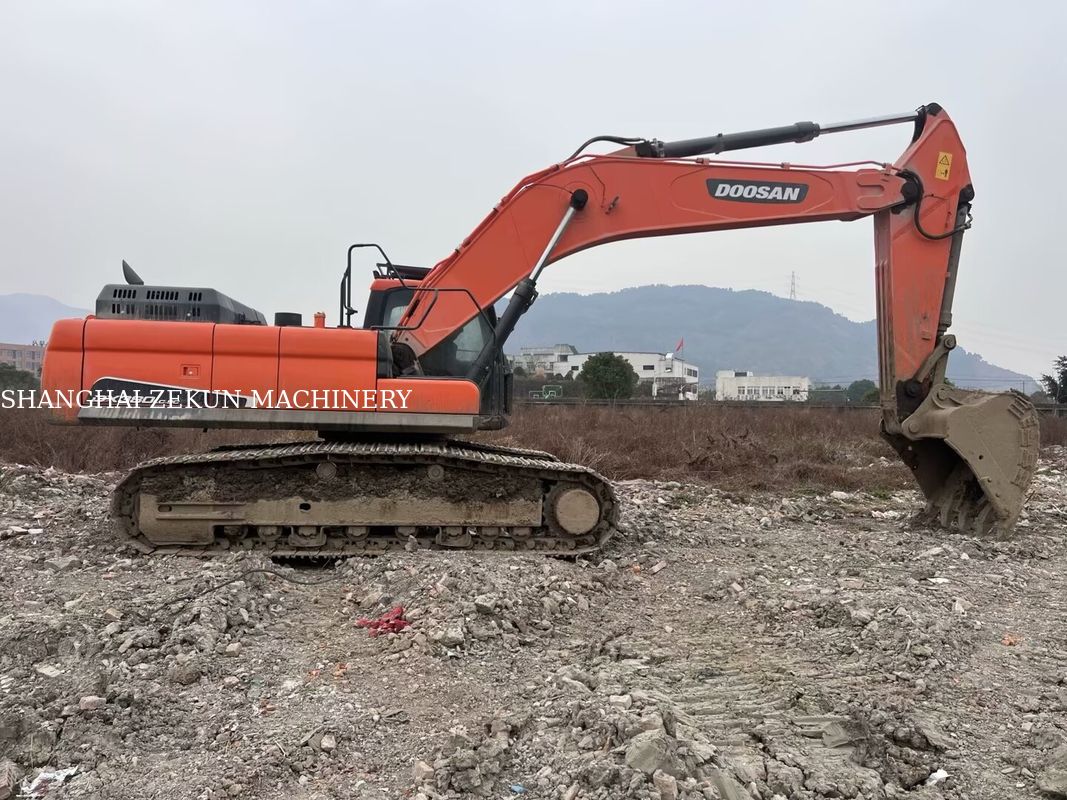 Escavatore Doosan DX380 usato del 2020 con 4 816 ore di lavoro in buone condizioni