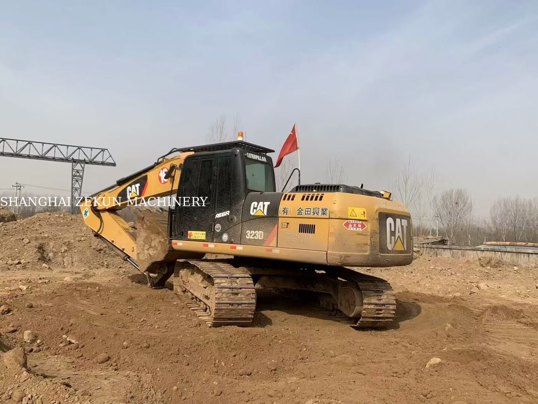 Versatile 2020 Cat 323D2 escavatore 23 tonnellate 4877 ore per varie applicazioni
