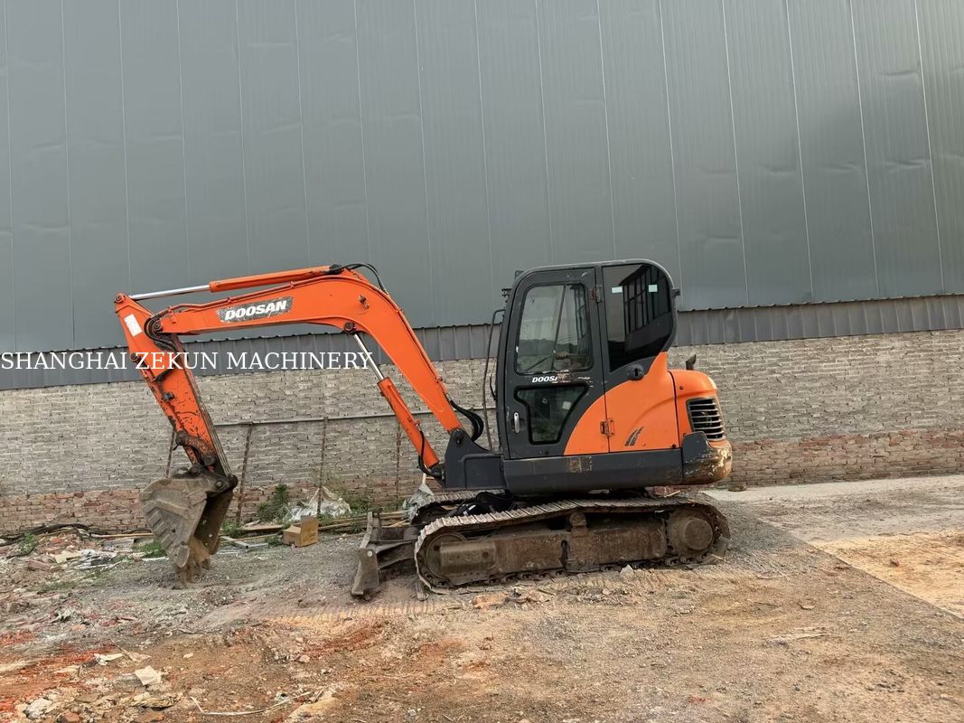 Escavatore Doosan DX60 Standard Emissioni Tier 3 Massima estensione a livello del suolo 100 mm e prestazioni