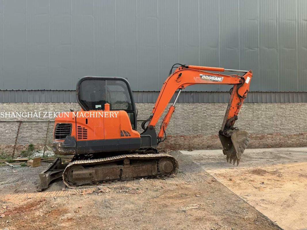 Escavatore Doosan DX60 Standard Emissioni Tier 3 Massima estensione a livello del suolo 100 mm e prestazioni